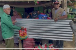 BPBD dan Dinsos Enrekang Beri Bantuan untuk Korban Angin Puting Beliung di Batumila