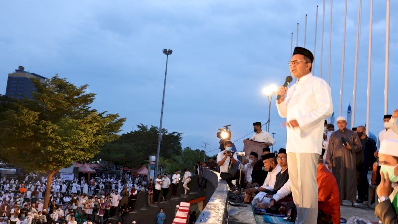 Wali Kota Makassar, Moh Ramdhan Pomanto saat kegiatan Gerakan Salat Subuh Berjamaah, di Anjungan Losari, Minggu,(17/4/22).