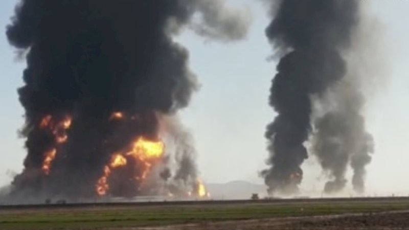 Api dan asap mengepul dari ledakan sebuah kapal tanker gas di sebagai ilustrasi (Foto: Reuters)