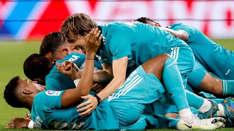 Pemain Real Madrid merayakan kemenangan atas Sevilla dalam laga lanjutan Liga Spanyol di Stadion Ramon Sanchez Pizjuan, Senin (18/4/2022) dini hari WITA. (foto Instagram/Real Madrid)
