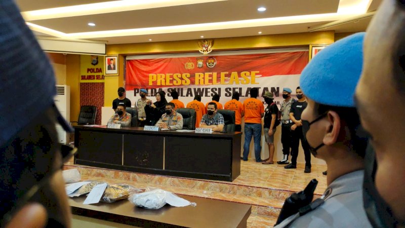 Press rilis pengungkapan pembunuhan petugas Dishub Makassar. (Dok Rakyatku.com)