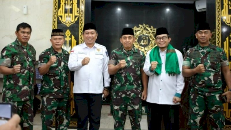 Pangdam XIV/Hasanuddin, Mayjen TNI Andi Muhammad (tengah)