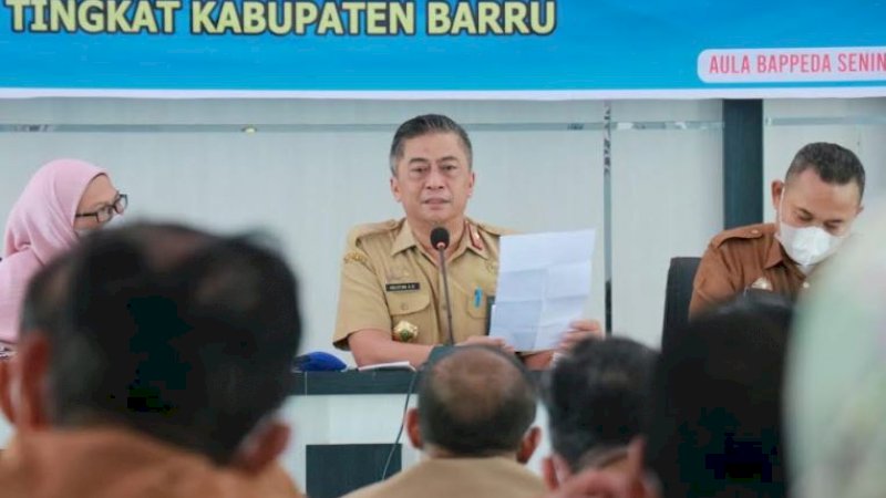 Sekretarus Daerah (Sekda) Barru, Abustan A.B. yang memimpin rapat penguatan komitmen stakeholder untuk kelompok aksi dua di lantai dua kantor Badan Perencanaan Pembangunan Daerah (Bappeda) Barru, Senin pagi (18/4/2022).