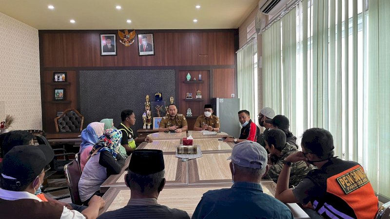 Camat Panakkukang Andi Pangerang Nur Akbar didampingi Kasi Pengelolaan Kebersihan & Pertanaman Zulfikar Luthfi menggelar rapat koordinasi di Kantor Camat Panakkukang, Senin (18/4/2022) 