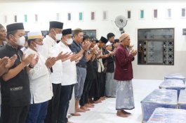 Dini Hari, Amran Mahmud Ikut ke Pemakaman Tujuh Korban Kebakaran Warga Wajo di Samarinda
