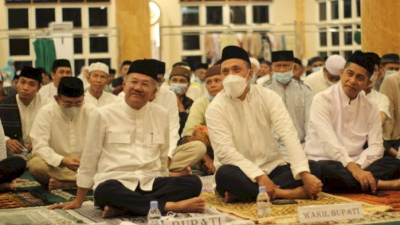 Bupati Jeneponto, Iksan Iskandar (kiri), hadir pada peringatan Nuzululqur’an Ramadan 1443 H/2022 M di Masjid Agung Jeneponto, Senin (18/4/2022).