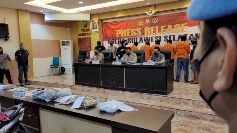 Rilis pers kasus penembakan petugas Dinas Perhubungan (Dishub) Kota Makassar di Polrestabes Makassar, Senin (18/4/2022).