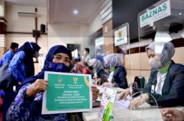 Gubernur Sulsel Bersama ASN dan Non ASN Salurkan Zakat lewat Baznas