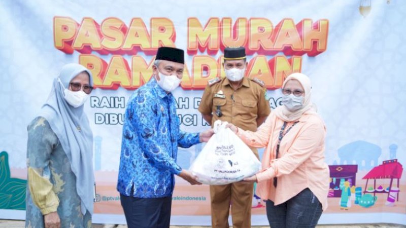 Pembukaan Pasar Murah Ramadan ditandai dengan penyerahan paket sembako secara simbolis dari perwakilan PTVI kepada Bupati Luwu Timur, Budiman, di Kantor Camat Malili, Senin (18/4/2022).