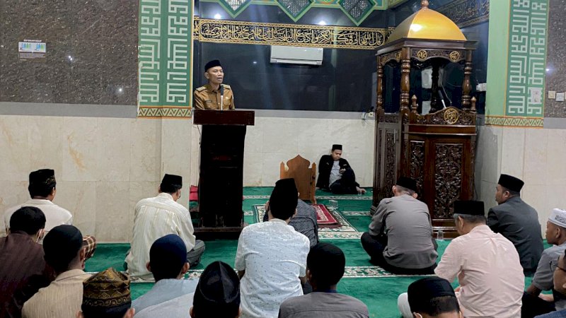 Camat Tamalanrea, Andi Salman Baso saat menggelar Safari Ramadhan di Mesjid Al Falah Kompleks We'sabe di Kelurahan Tamalanrea Jaya, (19/4/22).