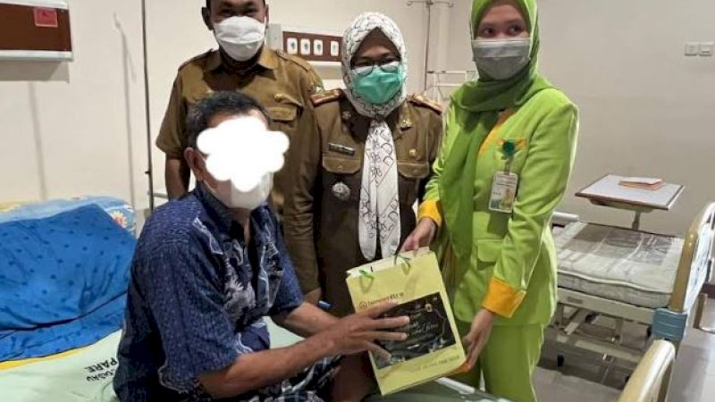 Penyerahan bingkisan kepada menjalani perawatan rawat inap di RSUD Andi Makkasau Kota Parepare, Selasa (19/4/2022).