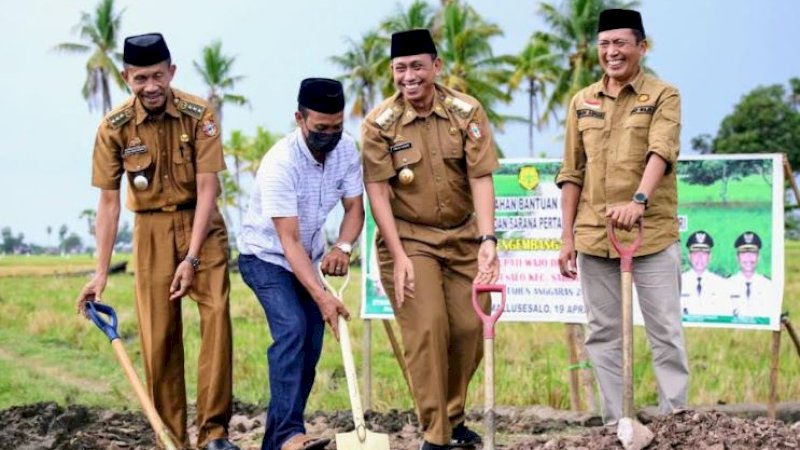 Bupati Wajo, Amran Mahmud (kedua kanan), saat safari Ramadan di Desa Mallusesalo, Kecamatan Sabbangparu, Selasa (19/4/2022). 