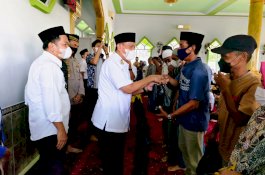 Camat Tempe Dampingi Bupati Wajo Serahkan Bantuan Sembako untuk Ketua LPMK, RT, dan RW