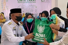 Bupati Enrekang dan Baznas Bagikan Paket Ramadan Bahagia untuk Honorer