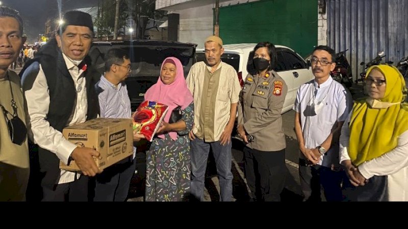 IKA Unhas dan AAS Foundation salurkan bantuan kepada korban kebakaran di Aspol Perintis, Jalan Veteran Selatan Kelurahan Mamajang dalam Kecamatan Mamajang Kota Makassar, Rabu, (20/422).