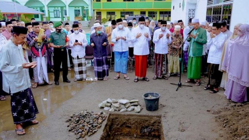 Peletakan batu pertama renovasi Masjid Besar Nurul Ittihad di Pekkae, Kecamatan Tanete Rilau, Kabupaten Barru, Sulawesi Selatan. 