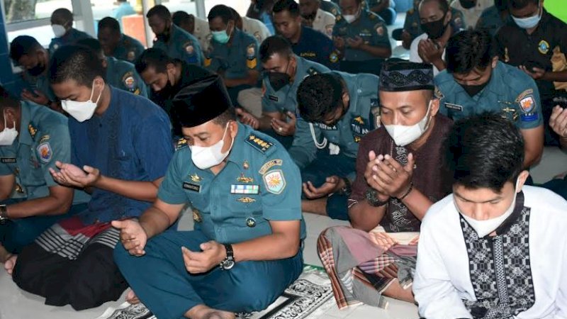 Doa bersama yang beragama Islam di Masjid Jamiatul Bahari Mako Lantamal VI dipimpin Ketua Takmir Masjid Jami'atul Bahari Lantamal VI, Letkol Laut (KH) Muhammad As'ad. 