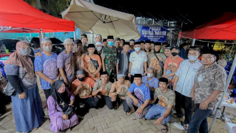 Suasana Buka Puasa Bersama di Posko Recover Center (BTP) Kelurahan Tamalanrea Kecamatan Tamalanrea, (20/4/22).