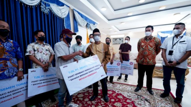 Penyerahan bantuan paket sembako sebanyak 6.275 paket diserahkan langsung Direktur Utama PT Semen Tonasa, Mufti Arimurti, di hadapan Bupati Pangkep, Muhammad Yusran Lalogau, di rumah jabatan Bupati Pangkep, Kamis (21/4/2022).