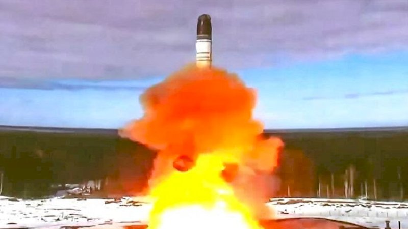 Dalam foto yang dirilis oleh Roscosmos Space Agency Press Service pada Rabu, 20 April 2022, rudal balistik antarbenua Sarmat diluncurkan dari Plesetsk di barat laut Rusia. (ROSCOSMOS melalui AP PHOTO)