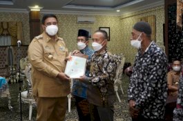 Bantu Alas Hak Warga di Kawasan Hutan Lindung, Bupati Maros Serahkan Sertifikat Gratis