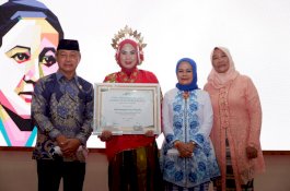 Darmawaty Cana Thosuly Raih Penghargaan dari Oase Kabinet Indonesia Maju