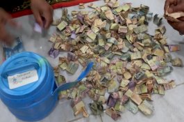 Jemaah Sumbang Celengan ke Masjid Agung Syekh Yusuf