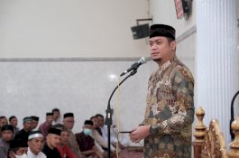 Adnan Purichta Jumatan Bareng Warga Tinggimoncong