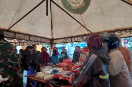 Pangan Murah Kementan Diserbu Warga Sampit