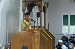 Salat Tarawih di Masjid At-Tauhid, Wali Kota Parepare Sedekahi Imam dan Pegawai Syara'