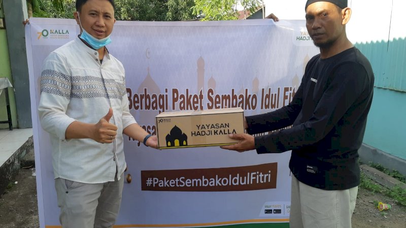 Tim Yayasan Hadji Kalla membagikan paket semabako Ramadan pada beberapa wilayah sekitar Kota Makassar, Jumat (22/4/2022).