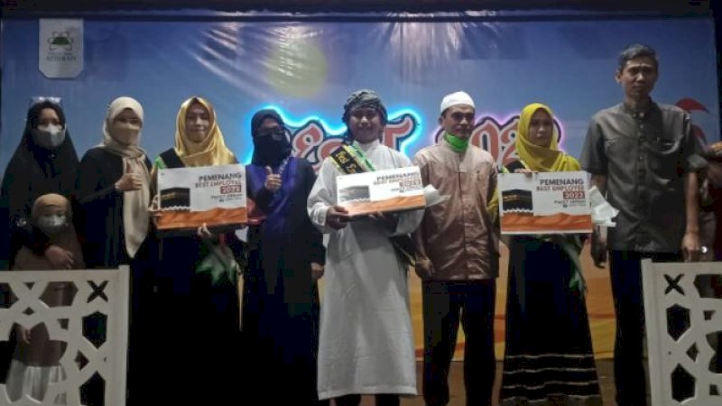 Best Employee Award (BEAT) 2022 yang diselenggarakan di Auditorium Sekolah Islam Athirah Wilayah Kajaolalido, Jumat (22/4/2022).
