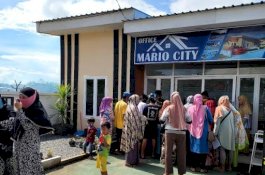 Ringankan Beban Warga, Asy'ari Abdullah Bagikan Ratusan Liter Minyak Goreng