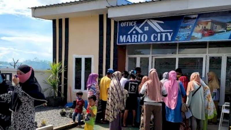 Mario Bakti Group membagikan minyak goreng dan bahan pokok kepada warga.