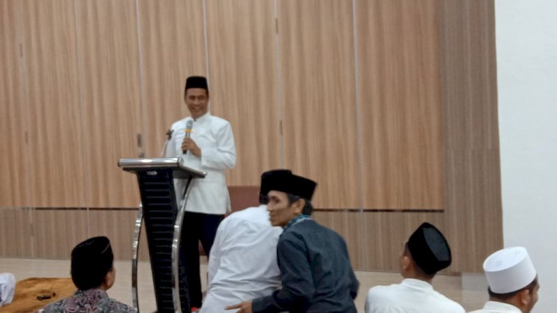 Andi Amran Sulaiman saat berbuka puasa bersama dengan Hafiz Qur,an dan Anak Yatim Piatu di gedung AAS Building, Jumat, (22/4/22).