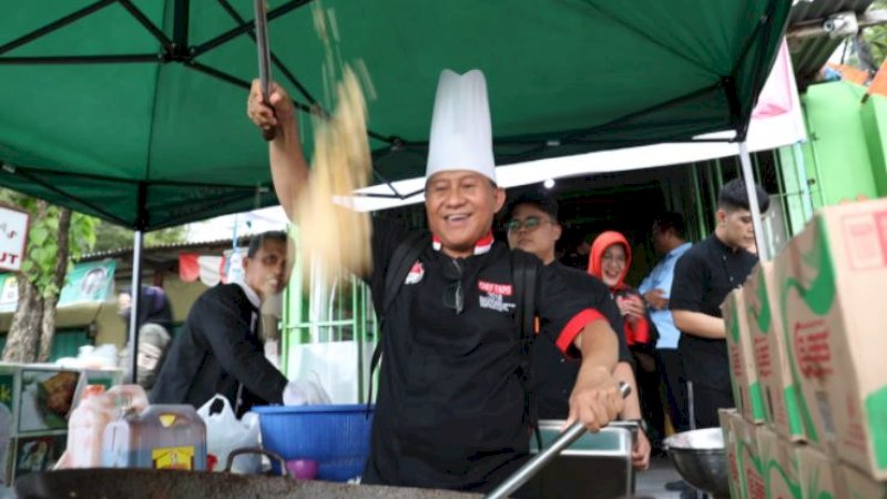 Chef akan memasak secara live menu nasi goreng yang akan dinikmati dan dibagikan kepada pengguna jalan dan sekitar Dapur Daun Salam.