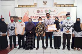 Ketua Lazismu Parepare Serahkan THR untuk 218 Guru Honorer