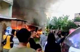 Miris! Ditinggal Pergi Pemiliknya, Sebuah Rumah Hangus Terbakar di Desa Assorajang