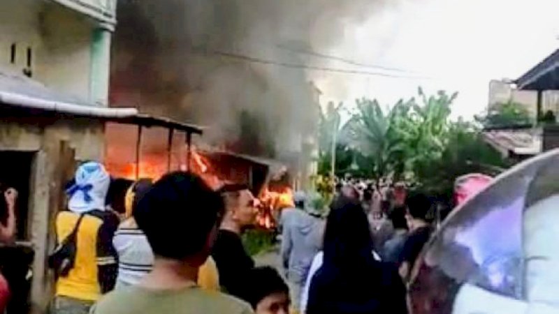 Insiden kebakaran terjadi di sebuah rumah di Jalan Angrek Dusun Tanjong manik, Desa Assorajang, Kecamatan Tanasitolo, Kabupaten Wajo, Sulawesi Selatan (Sulsel). Sabtu (23/4/2022) 