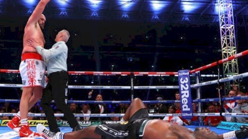 Dillian Whyte jatuh setelah mendapatkan pukulan keras dari Tyson Fury dalam pertarungan pada Ahad (24/4/2022) dini hari WIB di Stadion Wembley, London. (Foto/Instagram Boxing Worldwide1)