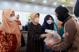 TP PKK Barru Berbagi Paket Bahan Pokok Ramadan