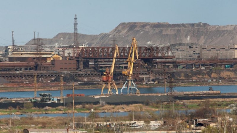 Pemandangan menunjukkan pabrik Pekerjaan Besi dan Baja Azovstal selama konflik Ukraina-Rusia di kota pelabuhan selatan Mariupol, Ukraina (Foto: REUTERS/Alexander Ermochenko)