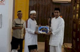 Safari Ramadan, Ketua DPRD Makassar Serahkan Bantuan Rp50 Juta untuk Masjid Al Hijrah