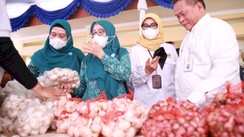 Gelar pangan murah di Kabupaten Lamongan, Jawa Timur, Senin (25/4/2022).