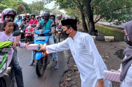 IKA SMK Baznas Sulsel Berbagi Takjil Buka Puasa dan Sahur di Jalan