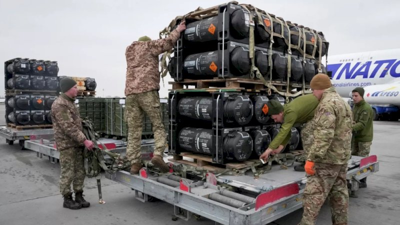 Ukraina terus dipompa senjata dari negara barat (Foto AP / Efrem Lukatsky)