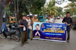 Yayasan Binaan Ketua DPRD Makassar Berbagi Takjil Gratis