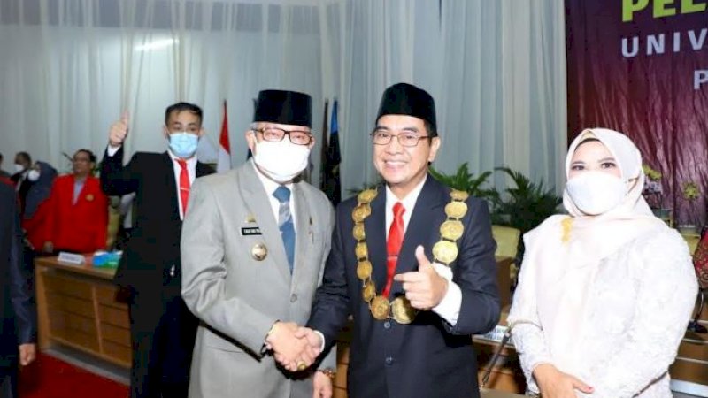 Wali Kota Parepare, Taufan Pawe (kiri), bersama Rektor Universitas Hasanuddin (Unhas), Prof. Jamaluddin Jompa.
