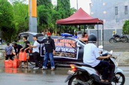 Momentum Bulan Suci Ramadan, Sat Reskrim Polres Wajo Bagikan Takjil ke Masyarakat