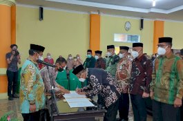 Khaeroni Lantik 8 Pejabat Administrator Lingkup Kanwil Kemenag Sulsel